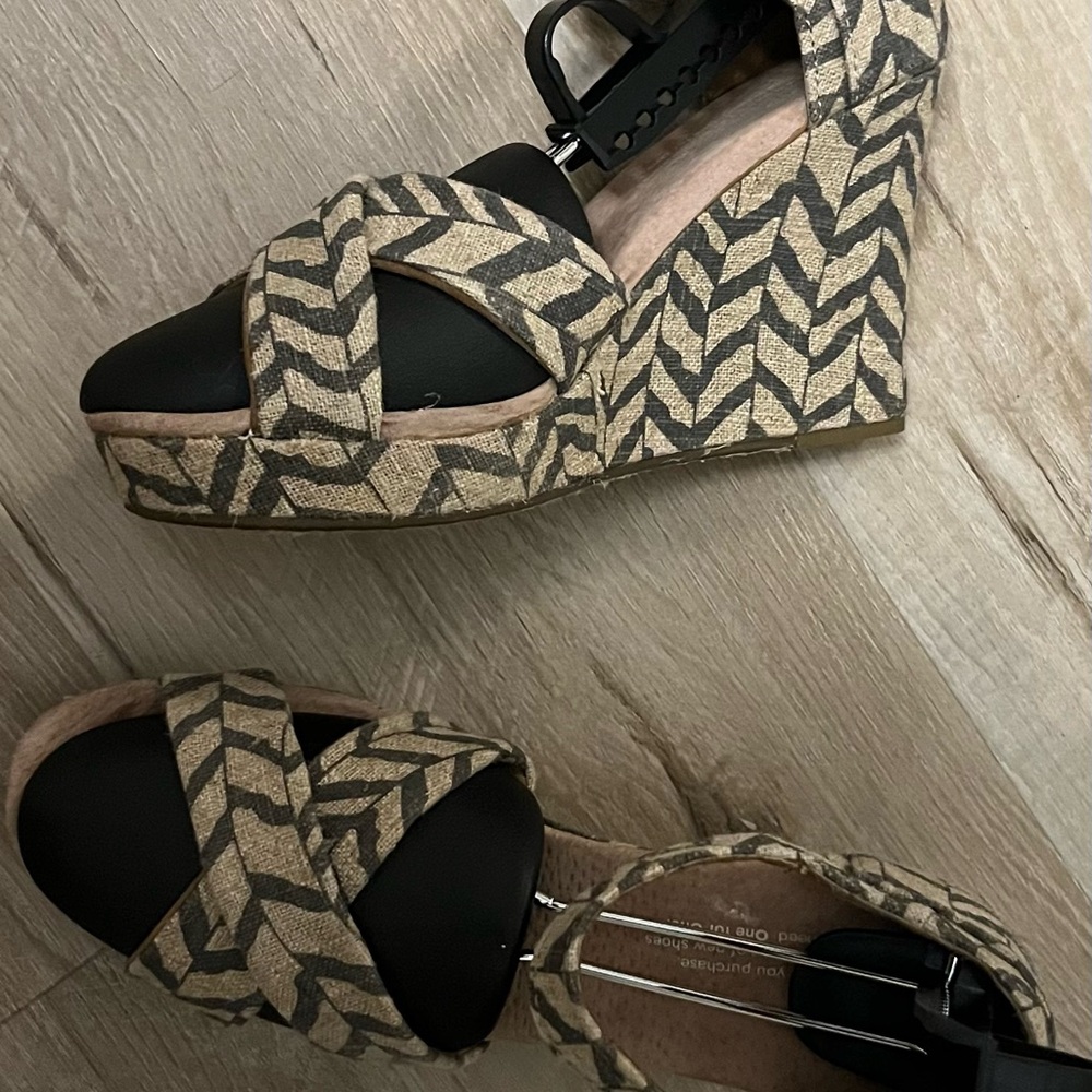Toms Black and Tan Patterned Wedges